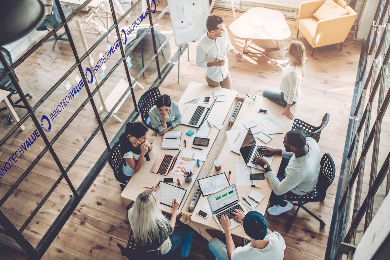 équipe réunie autour de plusieurs ordinateurs