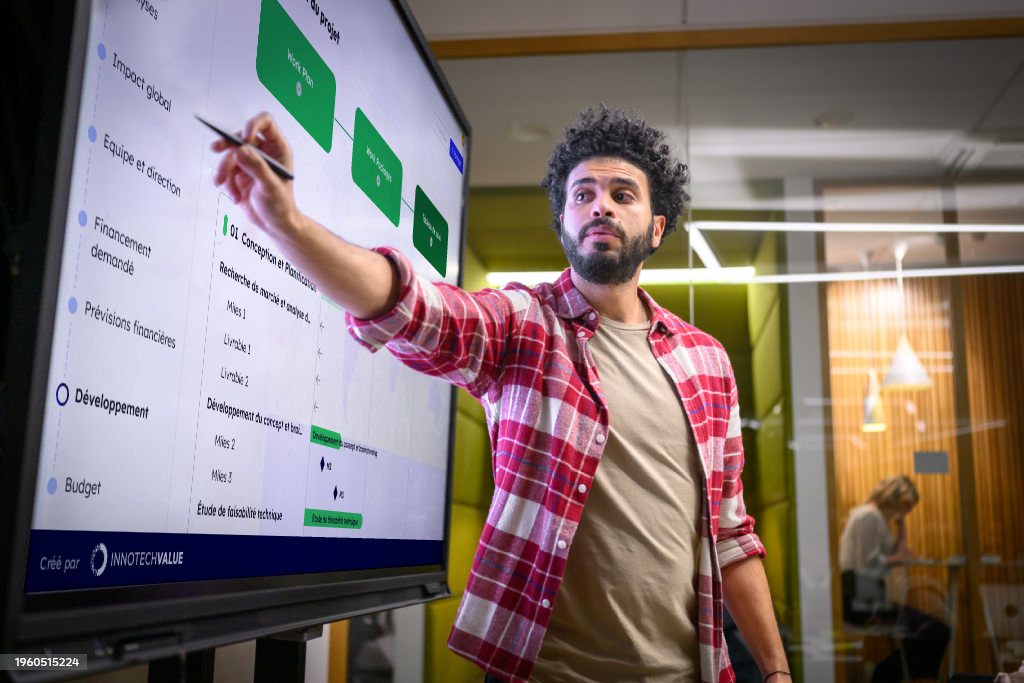 homme présentant Innotechvalue sur un écran géant